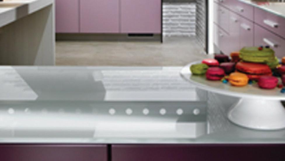 Mooie & originele glazen wandbekleding in de keuken met DECOLIT van Saint-Gobain Building Glass